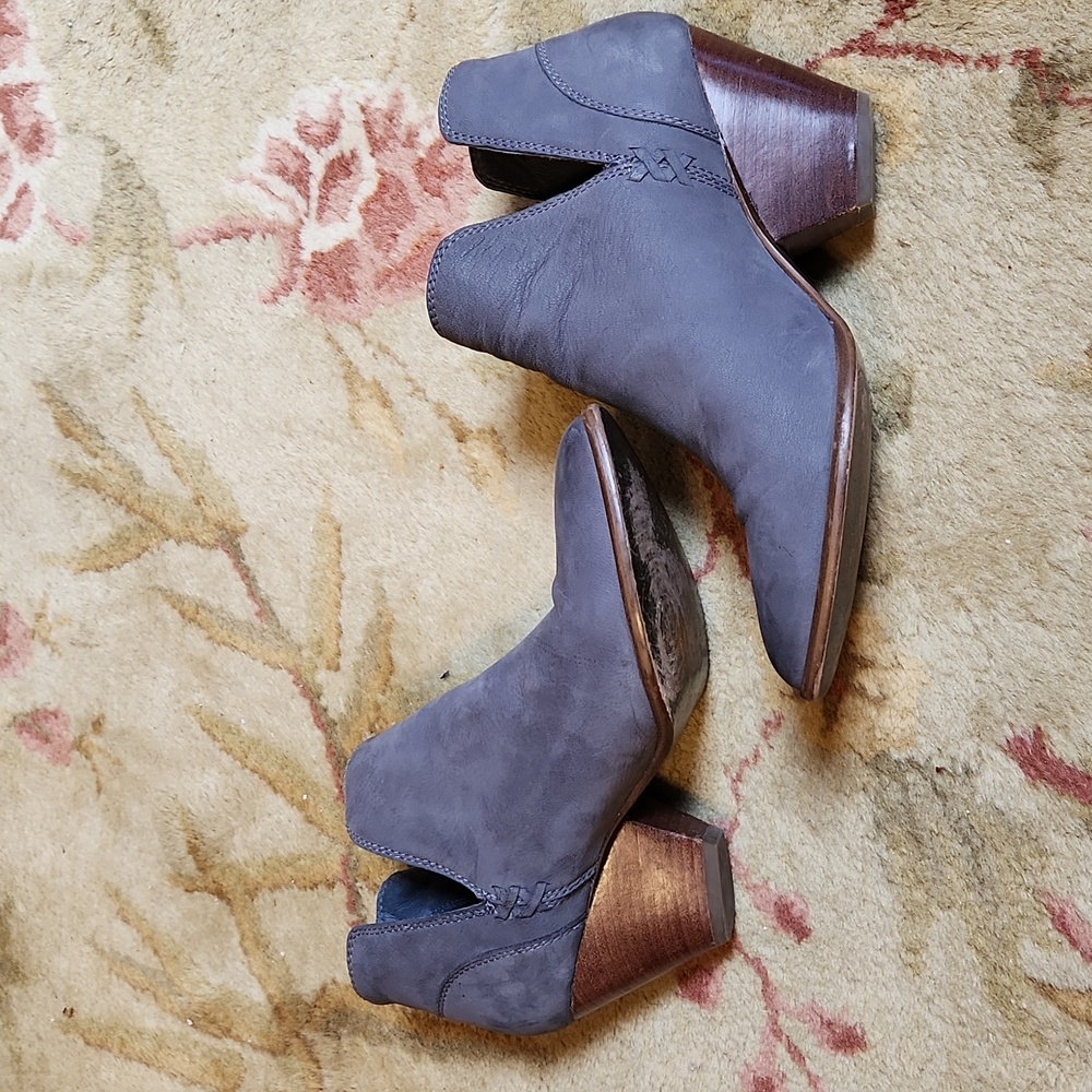 FRYE Jea ankle bootie, 8 M, gray suede